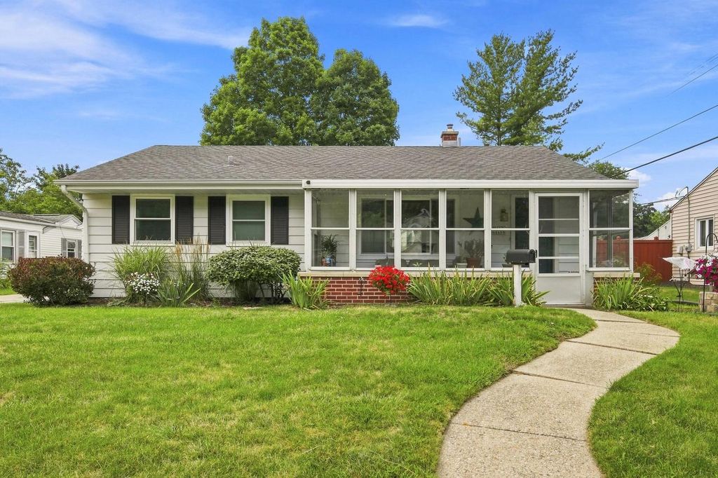 W169N8609 Sheridan DRIVE, Menomonee Falls, WI 53051