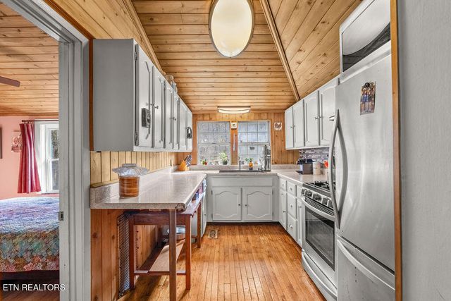 169 Adcock Hollow Rd, Harriman, TN 37748