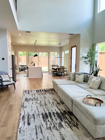 2407 Crossman Avenue, Dallas, TX 75212