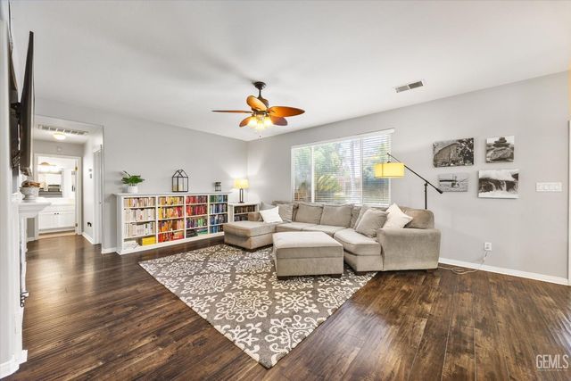6009 Lakewood Shores Drive, Bakersfield, CA 93312
