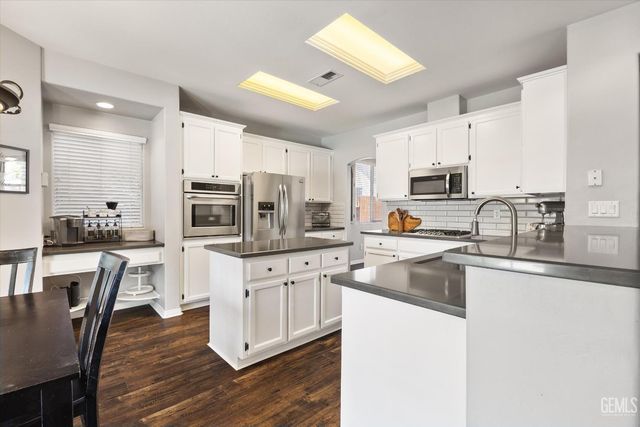 6009 Lakewood Shores Drive, Bakersfield, CA 93312