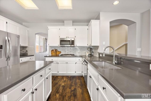 6009 Lakewood Shores Drive, Bakersfield, CA 93312