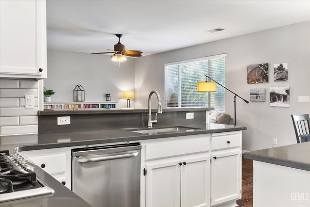6009 Lakewood Shores Drive, Bakersfield, CA 93312