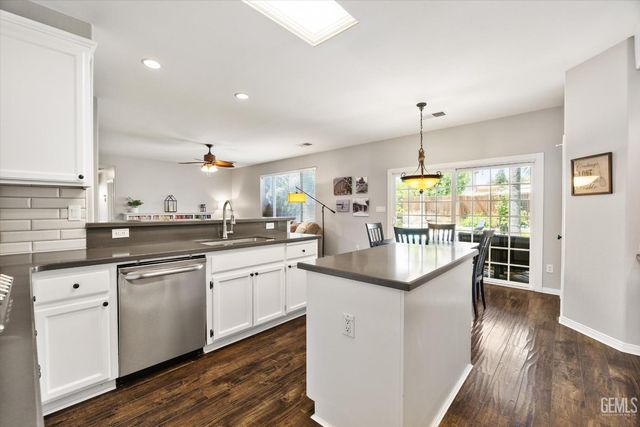 6009 Lakewood Shores Drive, Bakersfield, CA 93312