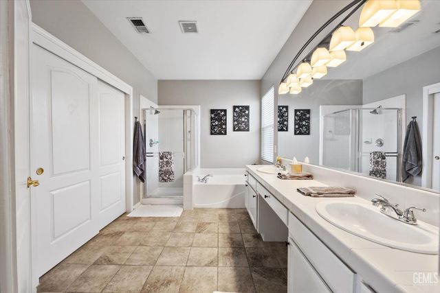 6009 Lakewood Shores Drive, Bakersfield, CA 93312