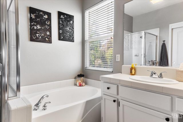 6009 Lakewood Shores Drive, Bakersfield, CA 93312