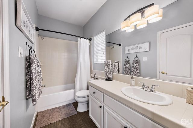6009 Lakewood Shores Drive, Bakersfield, CA 93312