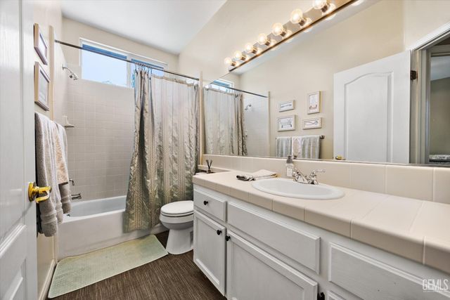 6009 Lakewood Shores Drive, Bakersfield, CA 93312