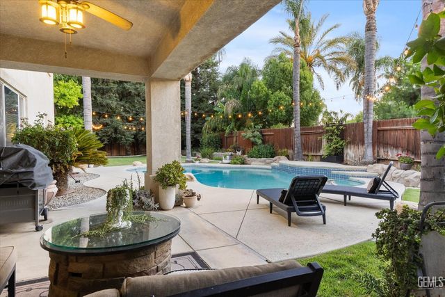 6009 Lakewood Shores Drive, Bakersfield, CA 93312
