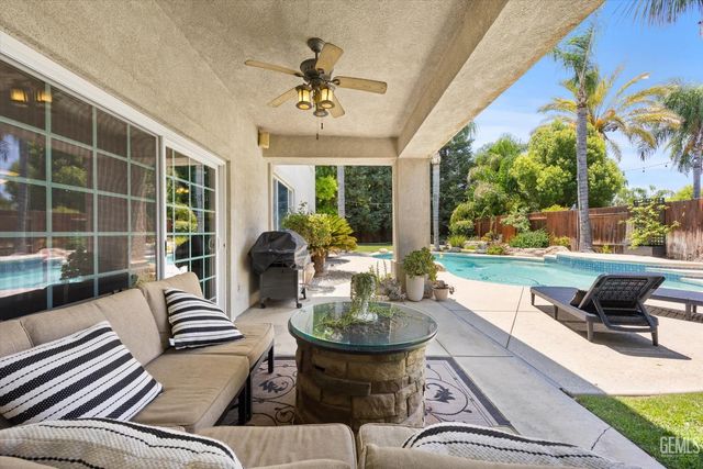 6009 Lakewood Shores Drive, Bakersfield, CA 93312