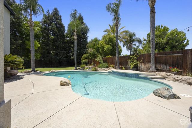 6009 Lakewood Shores Drive, Bakersfield, CA 93312