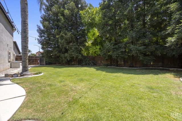 6009 Lakewood Shores Drive, Bakersfield, CA 93312