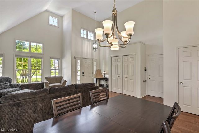 24 Nantucket Row, Rocky River, OH 44116