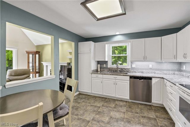 24 Nantucket Row, Rocky River, OH 44116