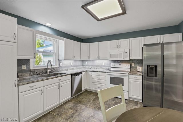 24 Nantucket Row, Rocky River, OH 44116