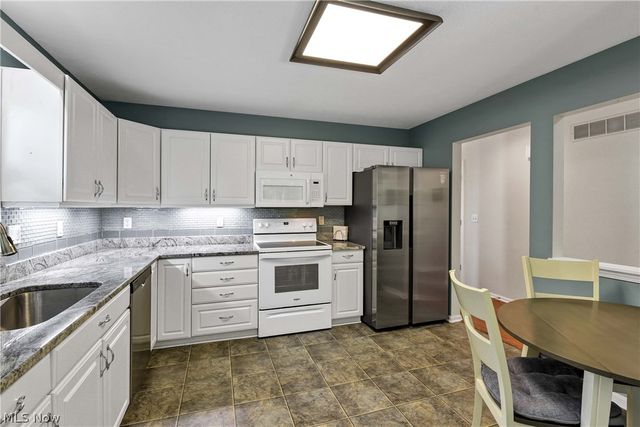 24 Nantucket Row, Rocky River, OH 44116