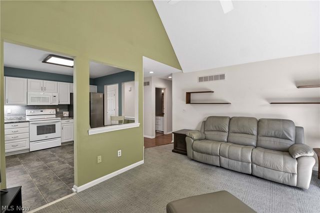 24 Nantucket Row, Rocky River, OH 44116