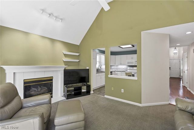 24 Nantucket Row, Rocky River, OH 44116