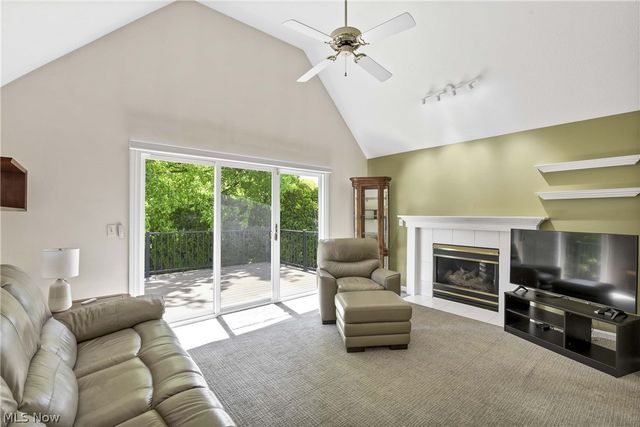 24 Nantucket Row, Rocky River, OH 44116