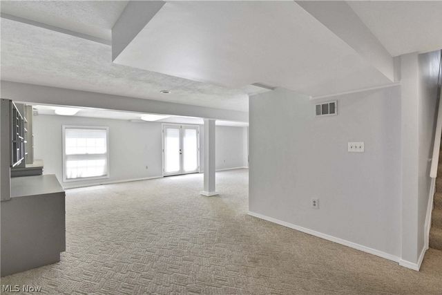 24 Nantucket Row, Rocky River, OH 44116