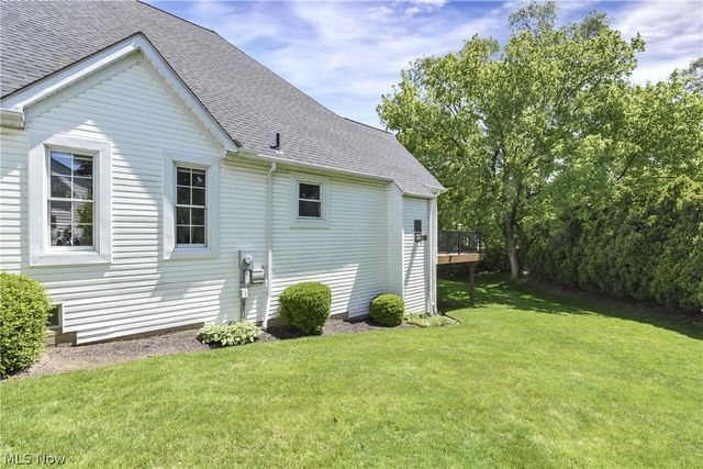 24 Nantucket Row, Rocky River, OH 44116