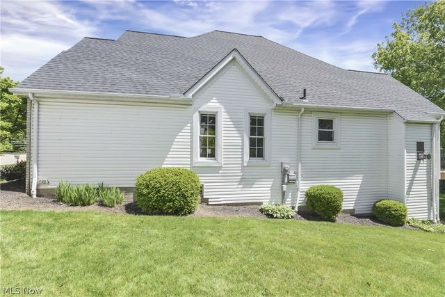 24 Nantucket Row, Rocky River, OH 44116