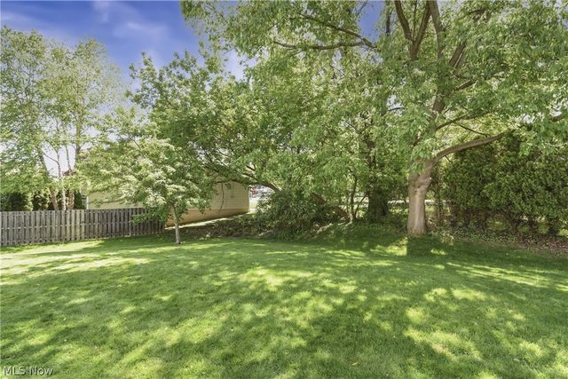 24 Nantucket Row, Rocky River, OH 44116
