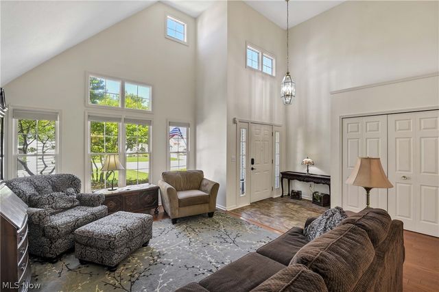 24 Nantucket Row, Rocky River, OH 44116