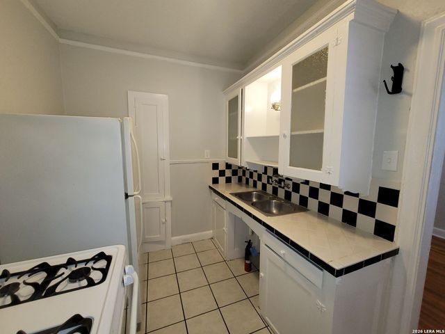 703 W French Pl Apt 2, San Antonio, TX 78212