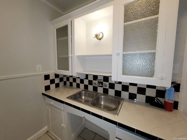 703 W French Pl Apt 2, San Antonio, TX 78212