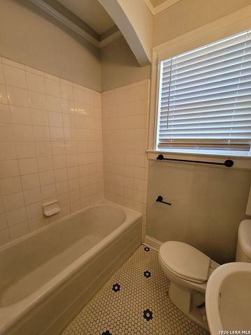 703 W French Pl Apt 2, San Antonio, TX 78212