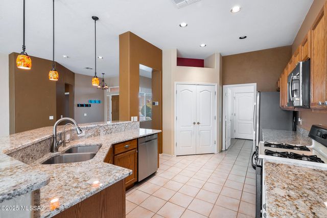 336 W Sunrise Vista Drive, Green Valley, AZ 85614