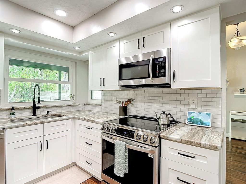 Image 17 of property listing at 12504 TWIN BRANCH ACRES ROAD, Tampa, FL 33626