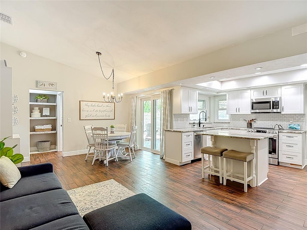 Image 28 of property listing at 12504 TWIN BRANCH ACRES ROAD, Tampa, FL 33626