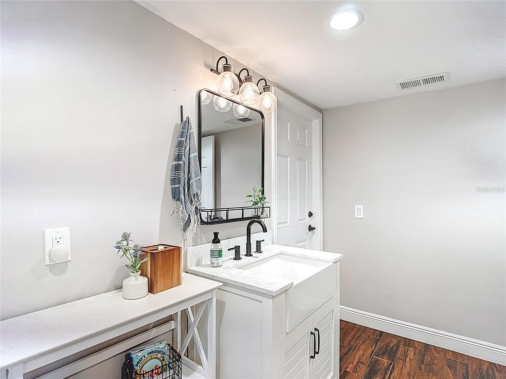 Image 40 of property listing at 12504 TWIN BRANCH ACRES ROAD, Tampa, FL 33626