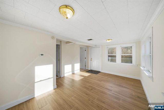 75 Lakeview Terrace, Oakland, NJ 07436