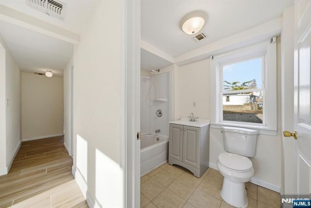 75 Lakeview Terrace, Oakland, NJ 07436