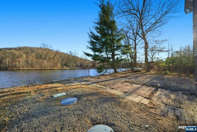 75 Lakeview Terrace, Oakland, NJ 07436