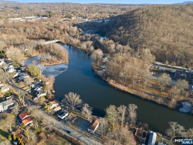 75 Lakeview Terrace, Oakland, NJ 07436