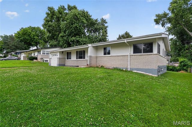 2262 Crandel Drive, St Louis, MO 63136