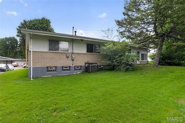 2262 Crandel Drive, St Louis, MO 63136