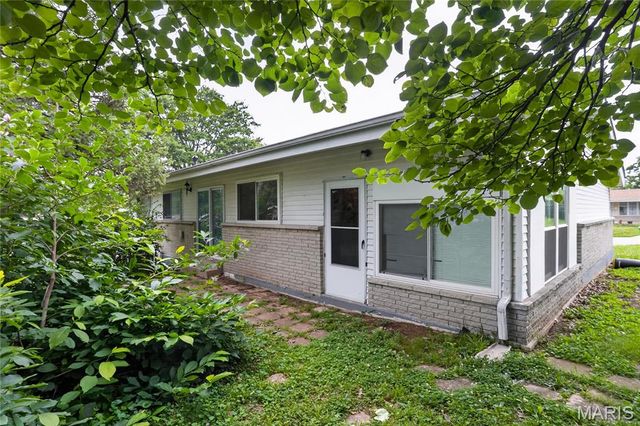 2262 Crandel Drive, St Louis, MO 63136