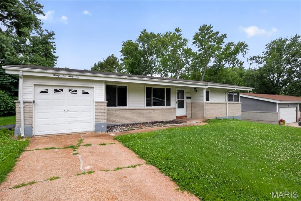2262 Crandel Drive, St Louis, MO 63136