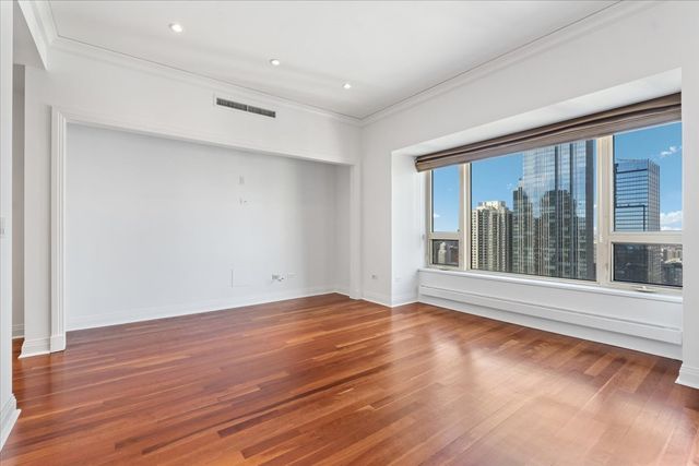 800 N Michigan Avenue 3603, Chicago, IL 60611