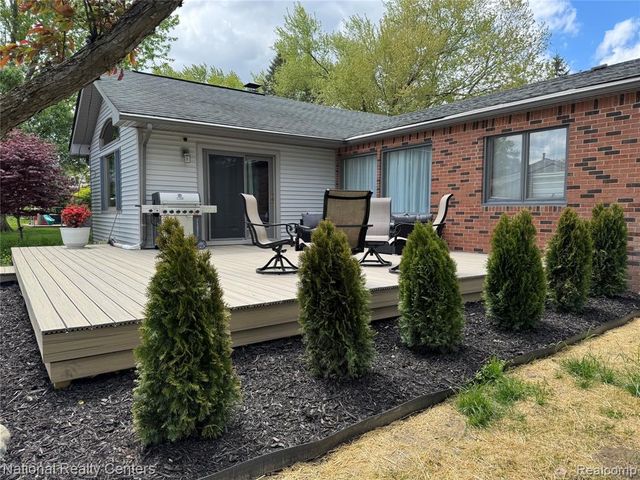 2056 Baywood Drive, Wixom, MI 48393