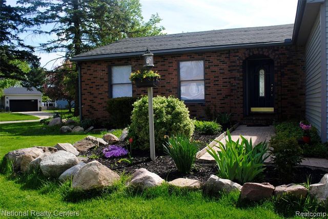 2056 Baywood Drive, Wixom, MI 48393
