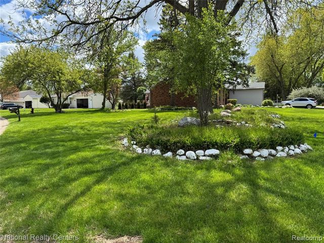 2056 Baywood Drive, Wixom, MI 48393