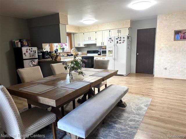 2056 Baywood Drive, Wixom, MI 48393