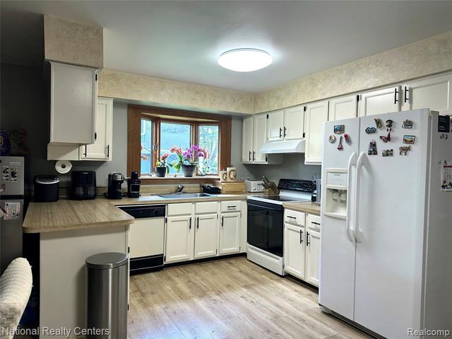 2056 Baywood Drive, Wixom, MI 48393