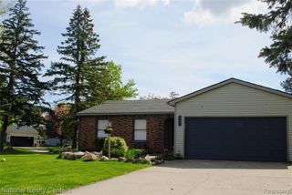 2056 Baywood Drive, Wixom, MI 48393